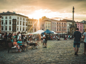 Dolní náměstí dnes a zítra ovládnou tradiční Olomoucké vinné slavnosti. V sobotu proběhne velká degustace