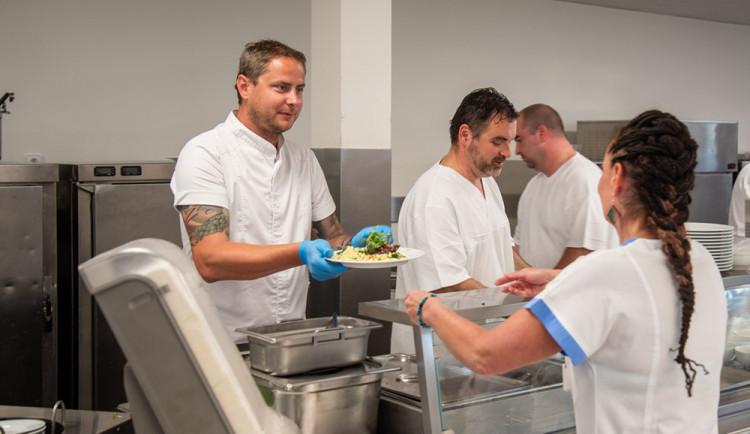 Šéfkuchař Petr Heneš se na jeden den stal součástí týmu zaměstnanecké jídelny FN Olomouc
