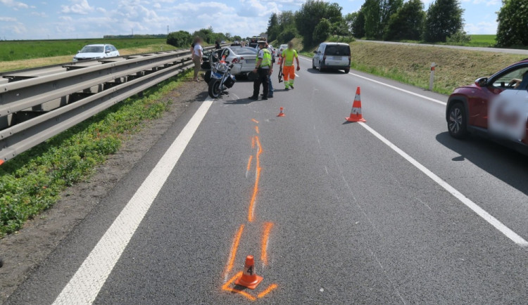 Na dálnici D46 narazil motorkář do osobního auta, utrpěl zranění