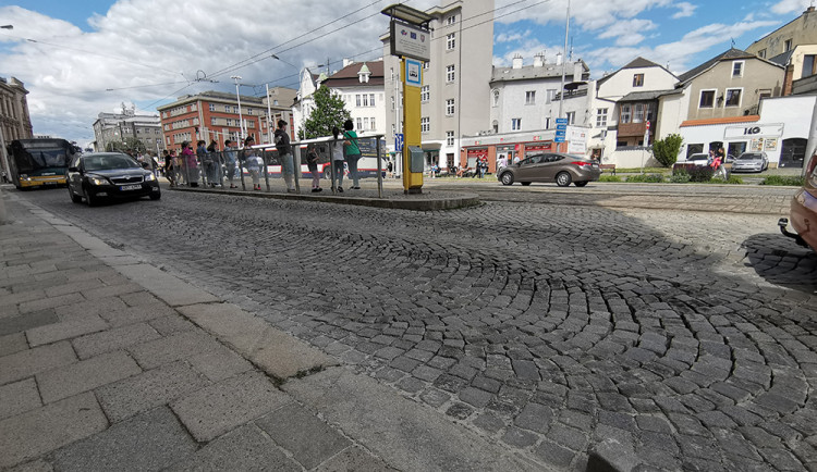 Rušná silnice v centru Olomouce se na pět týdnů uzavře. Stavbaři opraví propadlou dlažbu