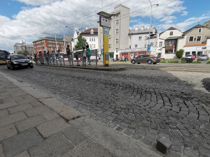 Rušná silnice v centru Olomouce se na pět týdnů uzavře. Stavbaři opraví propadlou dlažbu