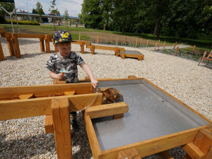 U přerovské knihovny vyrostla nová dešťová zahrada, potěší hlavně děti