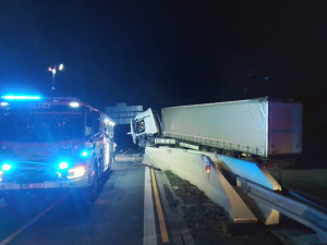 Na obchvatu Olomouce kamion prorazil betonové hrazení. Směr na Mohelnici je uzavřený