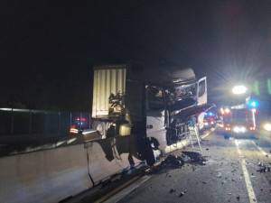 Na obchvatu Olomouce kamion prorazil betonové hrazení. Směr na Mohelnici je uzavřený