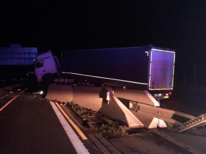 Na obchvatu Olomouce kamion prorazil betonové hrazení. Směr na Brno je uzavřený