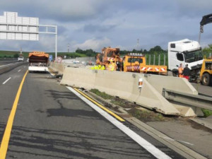 Na obchvatu Olomouce kamion prorazil betonové hrazení. Směr na Brno je uzavřený