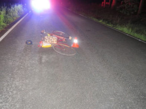 Na Přerovsku havaroval opilý cyklista, přímo na silnici pak usnul. V nemocnici nadýchal přes čtyři promile