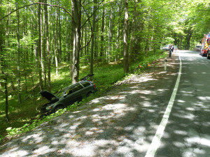 Po bouračce skončil řidič na Jesenicku v lese. V autě popíjel alkohol, dokud neupadl do bezvědomí