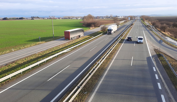 Vytíženou dálnici z Olomouce na Litovel čeká rekonstrukce za půl miliardy, ŘSD zatím provádí menší opravy