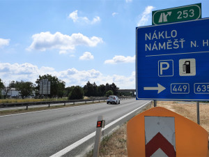 Až do poloviny června budou stavbaři opravovat díry a praskliny na dálnici do Mohelnice. Doprava bude omezená