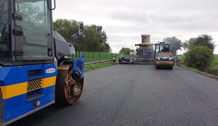 Až do poloviny června budou stavbaři opravovat díry a praskliny na dálnici do Mohelnice. Doprava bude omezená