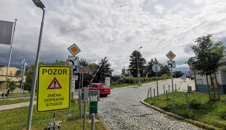 Změna předností i parkovacích stání. Fakultní nemocnice Olomouc upravuje dopravní režim