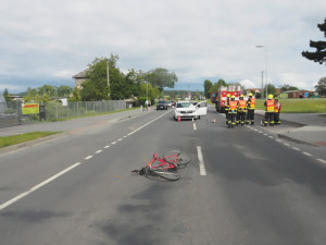 Úraz hlavy a letecký transport do nemocnice. Dívka se sluchátky v uších vjela na kole před auto