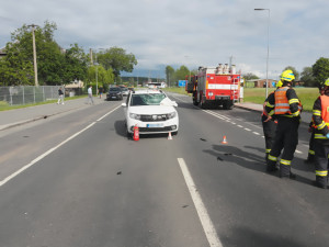 Úraz hlavy a letecký transport do nemocnice. Dívka se sluchátky v uších vjela na kole před auto