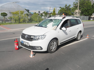 Úraz hlavy a letecký transport do nemocnice. Dívka se sluchátky v uších vjela na kole před auto