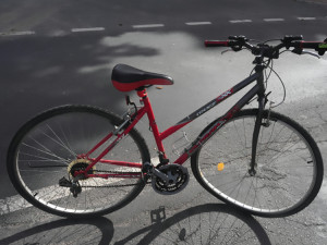 Úraz hlavy a letecký transport do nemocnice. Dívka se sluchátky v uších vjela na kole před auto