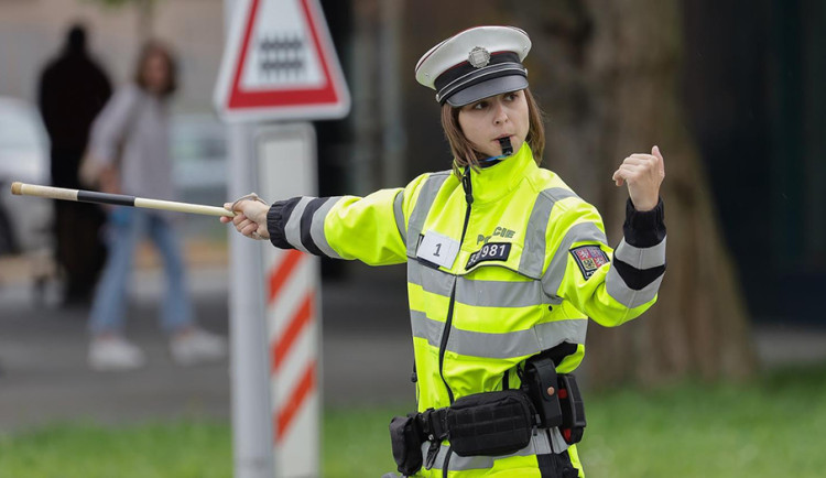 Neznalí řidiči zmatkovali v Olomouci při policejní soutěži v řízení provozu. Z křižovatky odjeli s pokutou