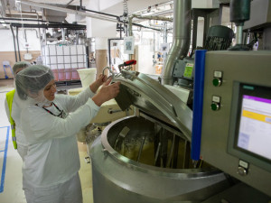 FOTOGALERIE: Statisíce tyčinek za den. Zora Olomouc rozšiřuje portfolio, řešit musí i obří zdražení kakaa