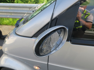 Jedna nehoda, dvě odlišná vysvětlení. Policisté hledají svědky střetu na D35 u Litovle