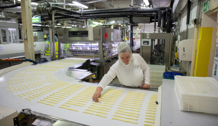 Statisíce tyčinek za den. Zora Olomouc rozšiřuje portfolio, řešit musí i obří zdražení kakaa