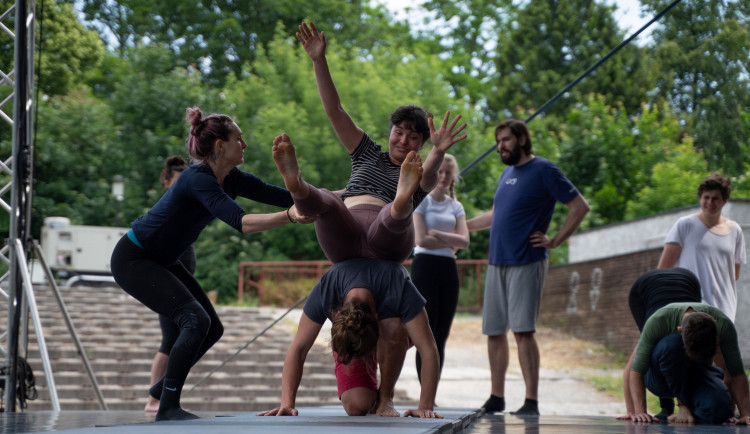Olomouc ovládnou akrobaté, žongléři či tanečníci. Novodobé cirkusy se předvedou i na náměstí