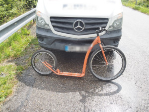 Mladík sjížděl Dlouhé Straně na koloběžce. Před závorou nestihl zabrzdit a srazil cyklistu