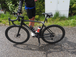 Mladík sjížděl Dlouhé Straně na koloběžce. Před závorou nestihl zabrzdit a srazil cyklistu