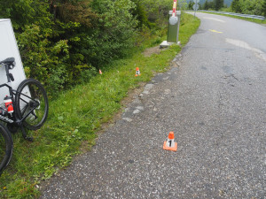Mladík sjížděl Dlouhé Straně na koloběžce. Před závorou nestihl zabrzdit a srazil cyklistu