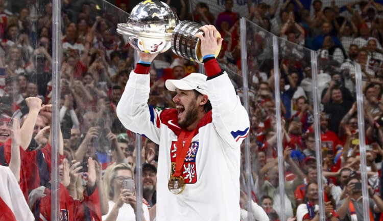 Tomáš Kundrátek s trofejí pro světové šampiony