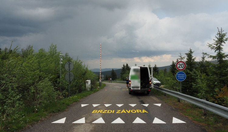 Mladík sjížděl Dlouhé Straně na koloběžce. Před závorou nestihl zabrzdit a srazil cyklistu