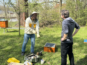 Hejtman pomáhá založit chov včel v Čechách pod Kosířem. Zámek chce obohatit park a nabízet vlastní med