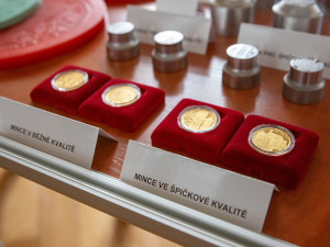 Olomouc na zlatých mincích. Cenný sběratelský kousek vyjde na 34 tisíc korun