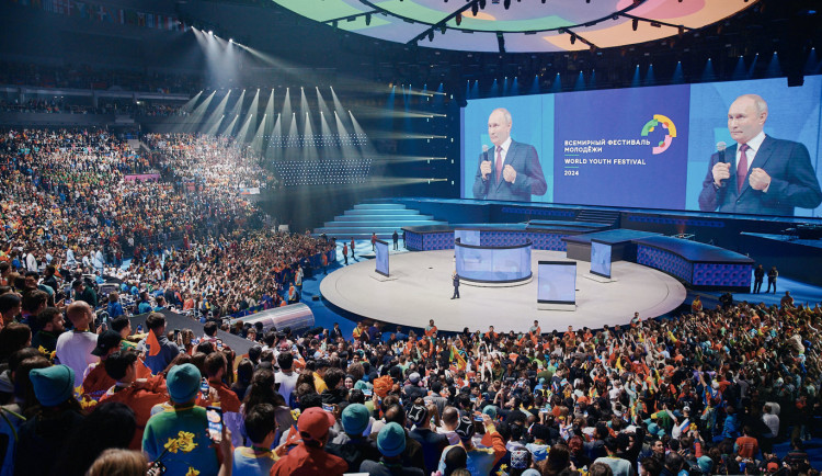 size3-17168179332398-231-zaplatili-nam-letenky-a-ctyrhvezdickovy-hotel-jak-si-kreml-ziskava-stoupence-mezi-mladymi-cechy