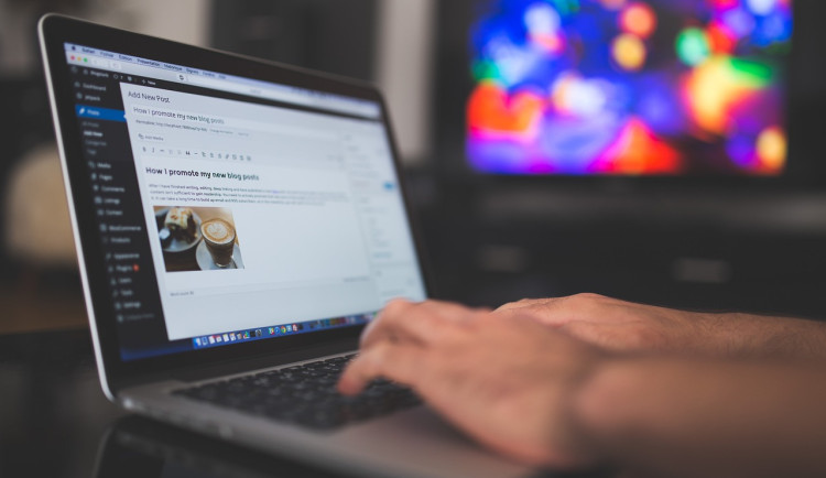 Muže zlákala falešná reklama se známým moderátorem. Podvodníkům poslal přes milion