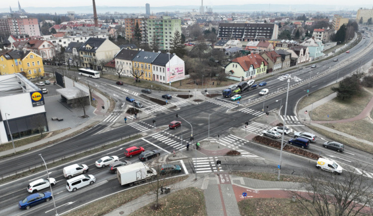 Rušná křižovatka na páteřním tahu v Olomouci projde modernizací. Omezení potrvají čtvrt roku