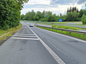 Klíčovou odbočku z dálnice směrem do Čech v Mohelnici čekají opravy. Na sjezdech je poškozený asfalt