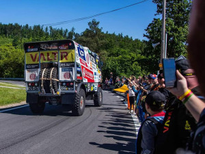 Na trati mohou diváci vidět v plné rychlosti při exhibičních jízdách i kamiony z Rallye Dakar