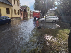 Olomouc zasáhla silná bouřka. Hasiči odčerpávali vodu ze sklepů a bojovali s požárem střechy po úderu blesku
