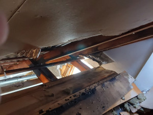 Olomouc zasáhla silná bouřka. Hasiči odčerpávali vodu ze sklepů a bojovali s požárem střechy po úderu blesku