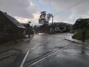 Olomouc zasáhla silná bouřka. Hasiči odčerpávali vodu ze sklepů a bojovali s požárem střechy po úderu blesku