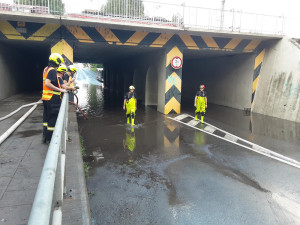 Olomouc zasáhla silná bouřka. Hasiči odčerpávali vodu ze sklepů a bojovali s požárem střechy po úderu blesku