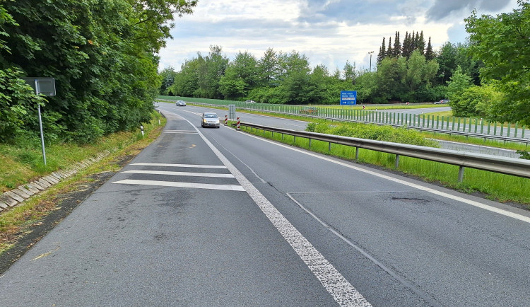 V Mohelnici se na čas zavře klíčová odbočka na dálnici směrem do Čech. Na sjezdech je poškozeý asfalt