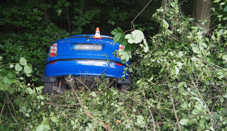 Starší muž usnul v autě a došlo k nehodě