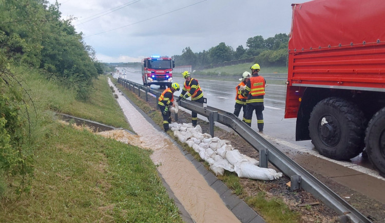 Silná bouřka a liják potrápily Hranice a okolí. Voda se dostala i na dálnici D1 a vyplavila několik sklepů