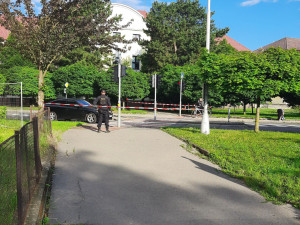 Na základní škole v Hranicích někdo nahlásil bombu. Děti jsou v pořádku, zasahuje policie