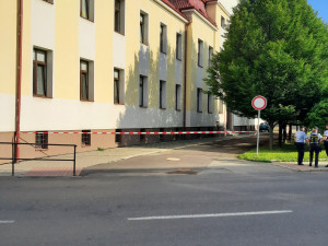 Na základní škole v Hranicích někdo nahlásil bombu. Děti jsou v pořádku, zasahuje policie