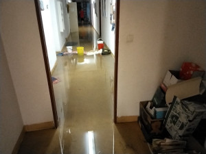 Silná bouřka a liják potrápily Hranice a okolí. Voda se dostala i na dálnici D1 a vyplavila několik sklepů