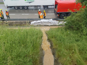 Silná bouřka a liják potrápily Hranice a okolí. Voda se dostala i na dálnici D1 a vyplavila několik sklepů