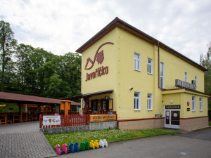 Bouzov v zahradě. Novou odpočinkovou zónu v Javoříčku doplnily modely výletních cílů