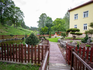 Bouzov v zahradě. Novou odpočinkovou zónu v Javoříčku doplnily modely výletních cílů